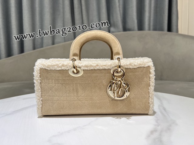 Dior专柜新款迪奥高仿原单横款中号Lady D-Joy手袋米色绒面革米白色羊皮革皮毛一体 djfk1483